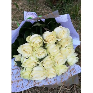 Белые розы в упаковке